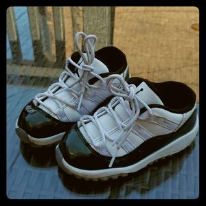 EUC Jordan Retro 11 Low Iridescent (Easter) 8C